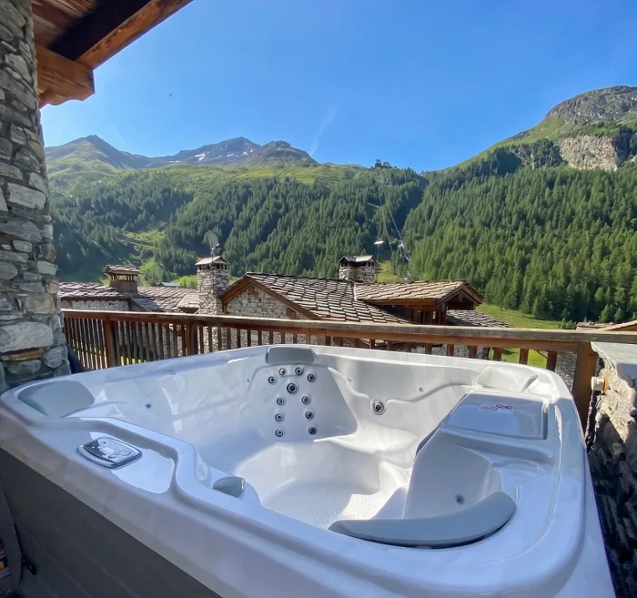 Outdoor jacuzzi on the terrace with panoramic valley views